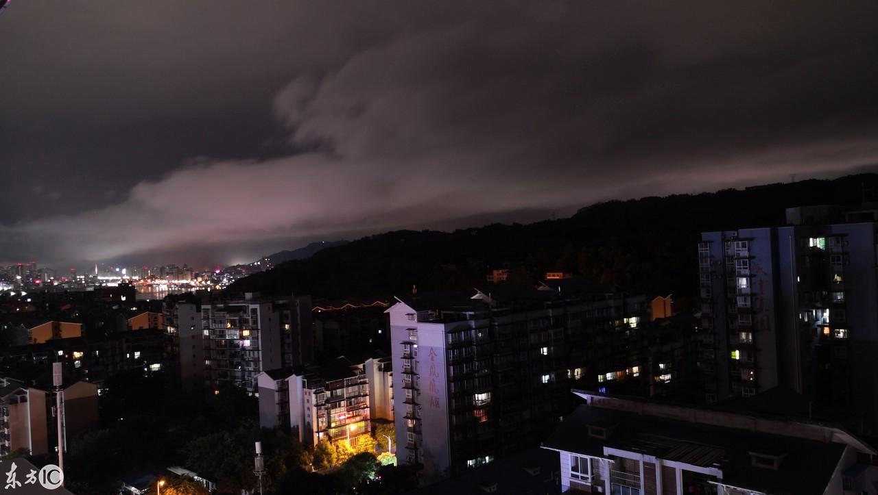 夜幕降臨，聆聽黑夜的腳步聲，發(fā)現(xiàn)黑夜那讓人無法自拔的美……